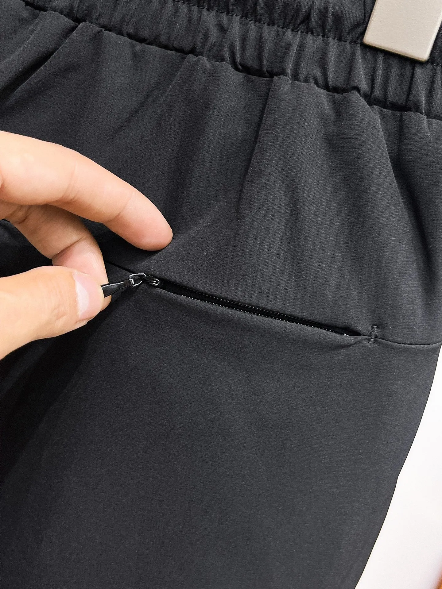 P490 Big Goose🇨🇦 🔥50ss thickened warm down pants, a new autumn and winter product, are here. 🌹Winter essential outdoor windproof, lockable and warm. Made of professional-grade outdoor windproof, waterproof and breathable fabric. Lining is filled with %90 white duck down. Lightweight design. Lightweight and warm. Seamless gluing process on the inside. Made of light and gall-free anti-drilling fabric to effectively prevent velvet running. Original hardware accessories Classic logo matching, simple and versatile, the upper body is stylish and not bloated, the same style for men and women! Size: M-3XL.